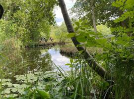 Sommerhus Med Nordisk Stil Og Privat Mose, hotel en Frørup