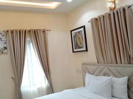 Pinefield Courts Apartment, hotel a Akure