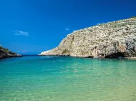 40sec walk to Xlendi Beach - Fully Air Con & Heated Brand New Central Apartment