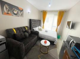 Feel home - Studio with Rooftop pool，Kiambu的飯店