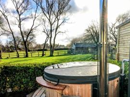 Whitegate에 위치한 호텔 Luxury 2 Bed Cottage with Log Fire Hot Tub & Sauna