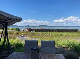 Balatonra néző, gyerekbarát.