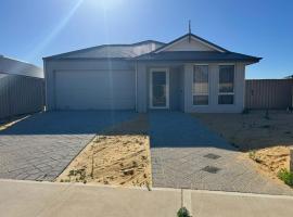 Spacious Karnup Home with 4 Bedrooms Modern Kitchen & Private Parking, hotel a Karnup
