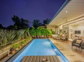 Elara by Hireavilla - 4BR with Infinity Pool in Parra