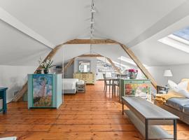 Studio Flat Above Historic Cider Mill: Westport şehrinde bir plaj oteli