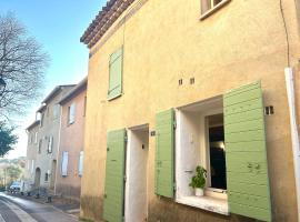 Charmante maison de village avec clim et parking à proximité d'Aix-en-Provence, hôtel à Éguilles