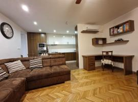 Free parking, Old Town cozy apartment near train station, hotel i Vinohrady