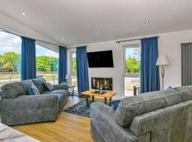 Finest Retreats - Silverwood Junior Chalet, khách sạn ở Errol