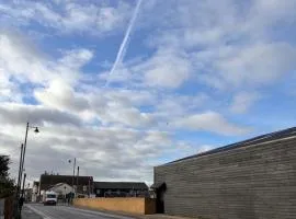 Harbourside 1 bed flat with sofa bed 30 secs from the sea