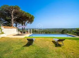 Charming villa with pool and unobstructed view