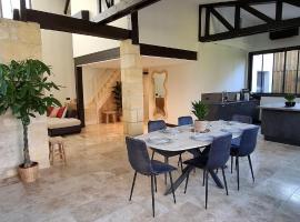 Charming workshop with Jacuzzi near Saint-Émilion, hotel en Branne