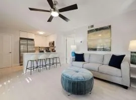LeMarquis -1 BR Condo Near 5th Ave S and Gulf of Mexico, King Bed and Private Outdoor Space! Perfect Location for Dining Shopping and Exploring Naples