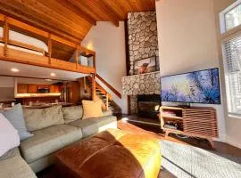 Cozy Mammoth Ski Condo with Mtn Views and Hot Tub