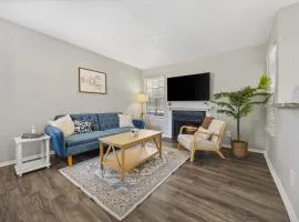 Coastal Hues - Pool, Gym & Free Parking!