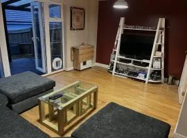 Entire Family Entertainment Holiday Home - 3 x Floors - Free Parking - Games Room - Private Garden - Workspace and Wifi 112mb - Self Check-in