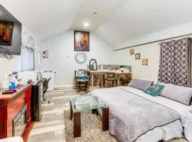 8 Mi to Dtwn CLE: Cozy Couple's Retreat w/ Gym!
