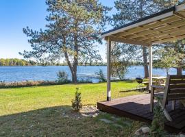 Waterfront Cabin On Full Rec Lake - Sleeps 6, hotel en Phillips