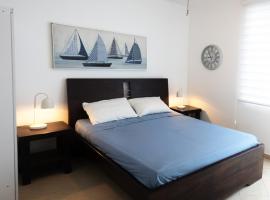 Acogedora casa a tres cuadras del mar, hotel em Tonsupa