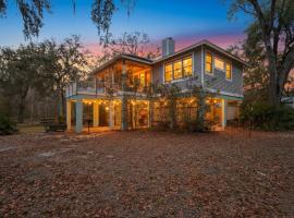 Suwannee House with Bungalow, Hotel in Bell