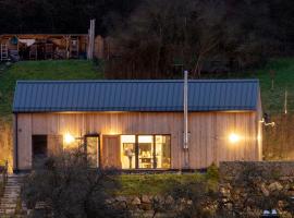Design-Holzhaus mit Sauna im Vulkankrater der Eifel, hotel em Immerath