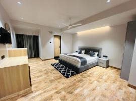 Hotel City View، فندق في Golāghāt