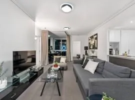 DUSK a Luxury 2Bed 2Bath CBD Sky Home with Pool Parking and Spa