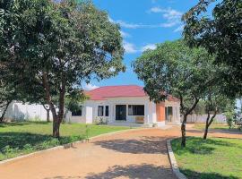 Poinsettia White House - Entire Private Villa, hotel i Livingstone