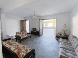 Triplex Townhouse 3 Blocks from the Central Beach