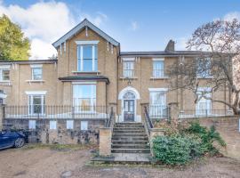 Gated Mansion Apartment- Stylish, Quiet & Secure: Bromley'de bir otel