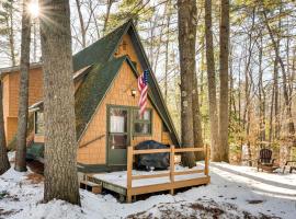 8 Mi to Cranmore Mtn Resort A-Frame with Fire Pit, hotelli kohteessa Center Conway
