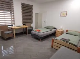 Ferienwohnung-Monteurwohnung-Parkplatz