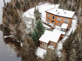 Lazy Bear Lake House, hotel di Labelle