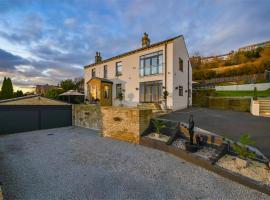 ALPHA HOUSE - Spacious 6 Bedroom Escape with Hot Tub, Games Room & Karaoke in Yorkshire โรงแรมในThornhill