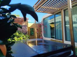 Casita acristalada con jacuzzi โรงแรมในTiñosa Alta