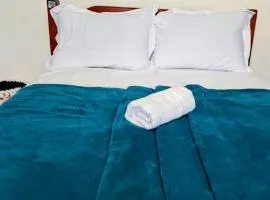 110 Quarto econômico com banheiro privativo Self check in perto CMPC e BR 116