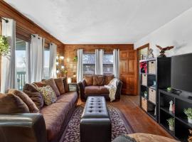 Rustic Shadows cabin, hotel em Tea