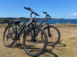 Ker Mam - Belle-Ile: Sauzon şehrinde bir otoparklı otel