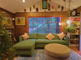Vintage Lovers` Cabin with Jacuzzi & Lake Access, hotel a Linden