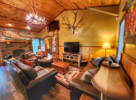 Secluded Getaway with Hot Tub, Near DT and Ski Resort、レッド・ロッジのホテル