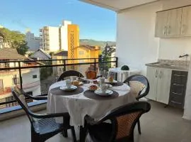 Apto Rosas Amarelas 3 Quartos- Apto espaçoso, confortável e sacada de frente para avenida principal, ao lado do Centro de Eventos!