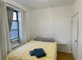 Private Room in Stylish 2 Bedroom Harlem Apartment 10 Min to Times Square, hotel u New Yorku