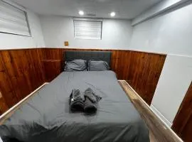 Prime Location 3Bedrooms, 2 Bath, Basement Apartment with parking- Streetsville Area, Close to Transit- Sleeps 6