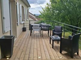 Maison confortable à Châtellerault avec terrasse - 78 m², hotel din Châtellerault