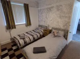 Leicester City Vacations Room with 2 x single beds in shared property