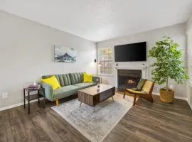Emerald Loft - Pool, Gym & Free Parking!