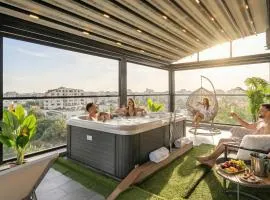 Crown Penthouse - Luxurious, Spa & Vista , by Uni88 ApartHotel