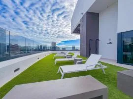 City Skyline Views & Rooftop Pool Near Brickell