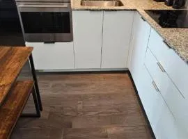 Queen Bed and single bed for friends