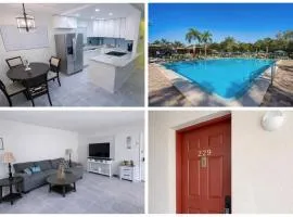 Cozy and Costal 10 Min to Beach Pool, Sauna, Pool table