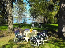 The Wildflower - Wooded Seneca Lake View Hideaway - Walk to Winery & Brewery - Hot Tub - Pets OK, Hotel in Dresden